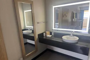 Days Inn by Wyndham Kansas City Northeast - Bathroom