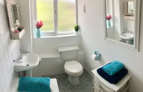 Apple Perch 2BR Flat - Free Parking - Baño