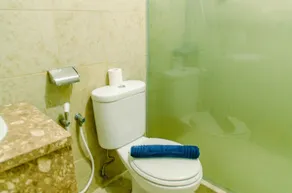 Simply and Cozy Pool View 2BR at Great Western Apartment - Baño