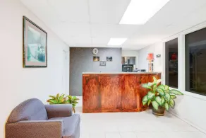 Days Inn by Wyndham Monett - Lobby