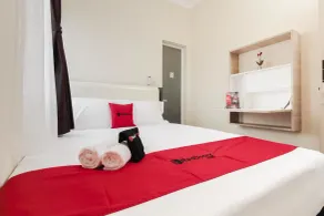RedDoorz near Soekarno Hatta Airport - Room