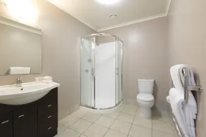Quest On Ward Serviced Apartments - Bathroom