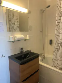 Brit Hotel Bleu Nuit - Bathroom