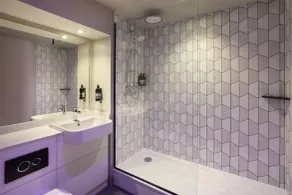Premier Inn Luton - Airport - Bathroom