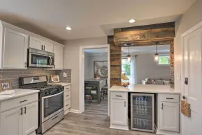 Pet-friendly Home - 1/2 Mi to Downtown Willoughby! - Intérieur