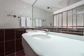 Akar International Hotel - Baño