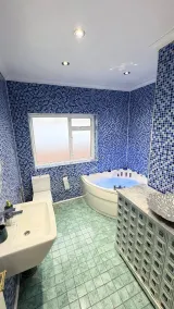 Luxurious West London Retreat With Hot Tubs & Easy Access to Central London - Bathroom