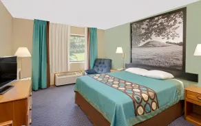 Super 8 by Wyndham Macomb - Room