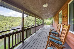 Riverfront Cabin w/ Mtn Views in Tuckasegee! - Innvendig