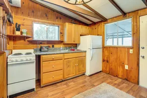 Peaceful Warne Cabin: Fenced Yard & Screened Porch - Innvendig