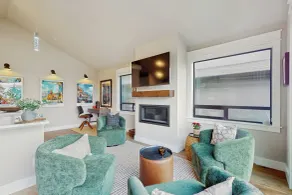 1 BR Home w/ Gas Fireplace & Puget Sound Views - Intérieur