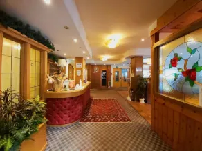 Albergo Scoiattolo Dolomites Experience - Vestíbulo