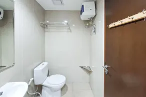 Cozy And Spacious 1Br At M-Town Signature Apartment - Bathroom