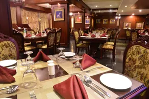 Seasons Hotels & Resorts - Restaurant