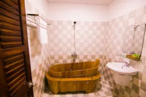 Dong Phuong Hotel - Bathroom