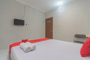 RedDoorz Plus at Bukit Cinta Street Balikpapan - Room