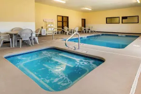 Quality Inn & Suites Lenexa Kansas City - Piscine