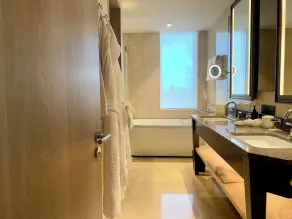 Four Seasons Hotel Mumbai - Bathroom