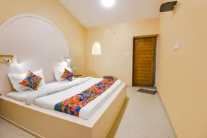 FabEscape Kautilyaa Resort With Swimming Pool - Quarto
