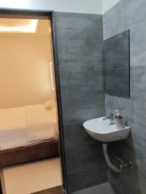 Hotel Kiwi Inn Vijaynagar Scheme 78 - Bathroom