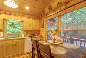 Hot Tub & On-site Trails! Cherry Log Cabin Retreat - Interiör