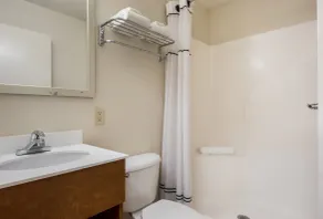 HomeTowne Studios by Red Roof Dallas - Mesquite - Salle de bain