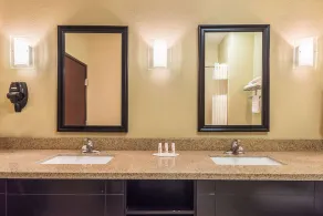 Days Inn & Suites by Wyndham Mineral Wells - Salle de bain