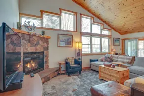 Lakefront Tomahawk Getaway w/ Deck & 2 Fireplaces! - Interiør