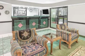 Super 8 by Wyndham Mobile - Lobby