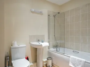 Luxury 2 Bed Riverside - Baño