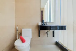 Comfy 3BR at L'Avenue Apartment Pancoran By Travelio - Badrum