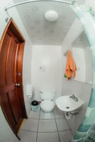 Dragonfly Hostels Miraflores - Bathroom
