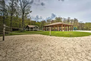 Pocono Lake Home w/ Fire Pit: Walk to Ski Hill! - Interni
