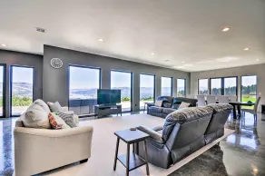Luxury Home w/ Views - 5 Min to Columbia River - Intérieur