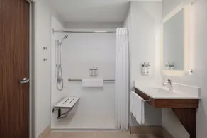 Holiday Inn Express & Suites Victoria-Colwood by IHG - Bathroom