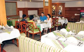 V K G Group Holiday Hotel - Restauration