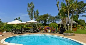 The Farmhouse Hotel and Restaurant - Piscine