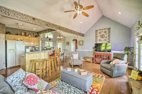 Eclectic Ranger Home w/ Mtn Views + Hot Tub! - Interiør