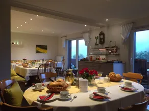 Appartement de vacances convivial et familial avec jardin, barbecue et terrasse | Vue jardin | Adapté au travail à distance - Restaurant