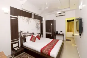 Tthe Leef Inn 500ms from Nakki Lake - Room