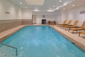 Courtyard by Marriott Detroit Livonia - Piscine