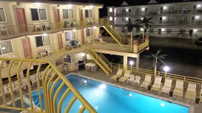 Golden Rail Motel - Pool