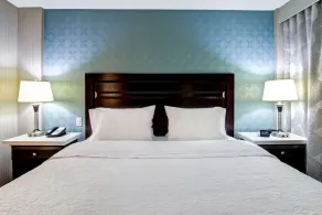 Hampton Inn & Suites by Hilton Calgary-Airport - Chambre
