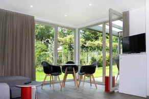 Cube-House Ferienhaus in Franken - Essbereich im Zimmer