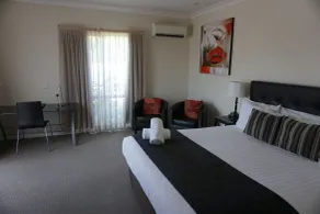 Lincoln Cottage Motor Inn - Room