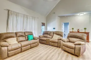 Walk to Shops & Dining! Quiet Fultondale Home - Interiör