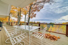 17 Mi to Skiing! Lake-view Michigan Home w/ Deck - Innvendig