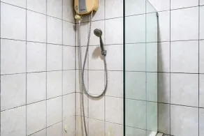 SPOT ON 94730 The Chatter Place Dipatiukur - Bathroom