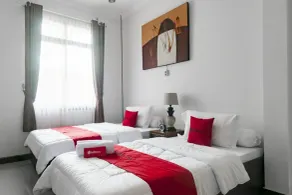 RedDoorz Syariah Plus near Trans Studio Cibubur - Værelse