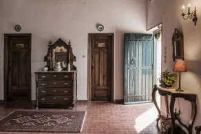 Arxontiko Mytilineou - Skretaion - Interior entrance